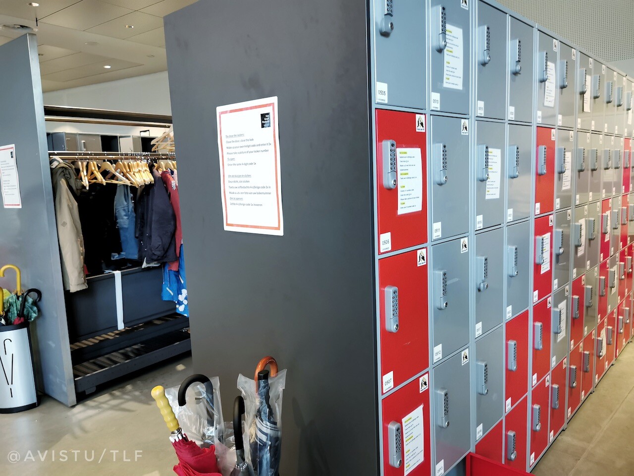 Guardarropa abierto y taquillas del Museo Van Gogh en Amsterdam [(c)Foto: @avistu]