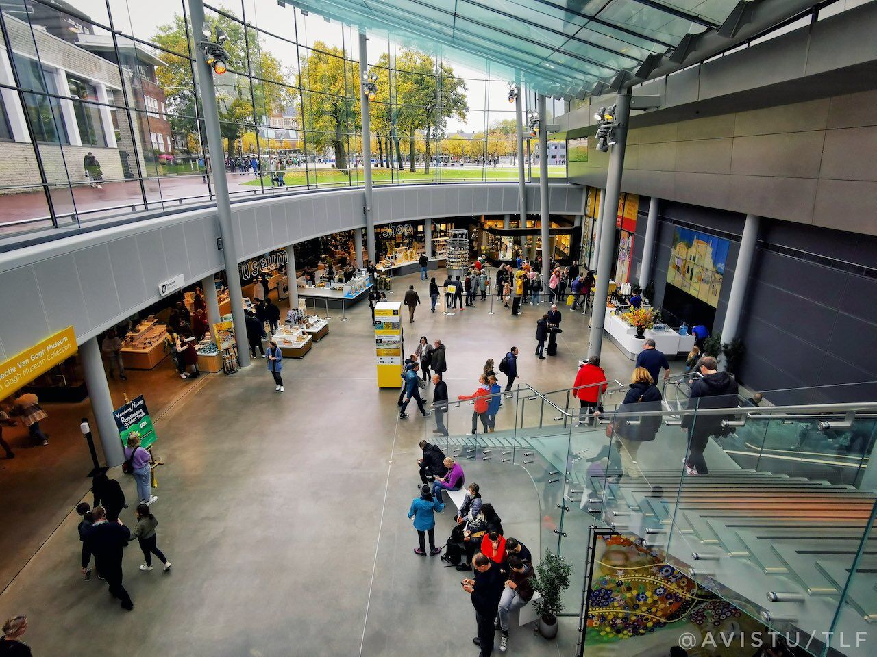 Interior del acceso al Museo Van Gogh (c)Foto: @avistu]