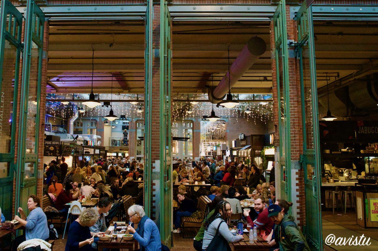 La zona de gastronomía en De Hallen, Amsterdam [(c)Foto: @avistu]