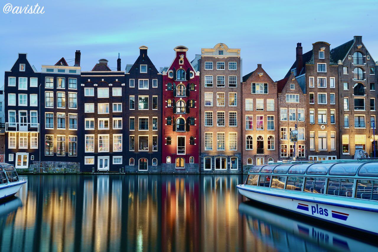 Las casas frente a los muelles de Damrak en Amsterdam [(c)Foto: @avistu]