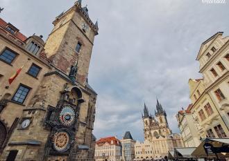 El Reloj Astronómico y la Plaza de la Ciudad Vieja en Praga [(c)Foto: @avistu