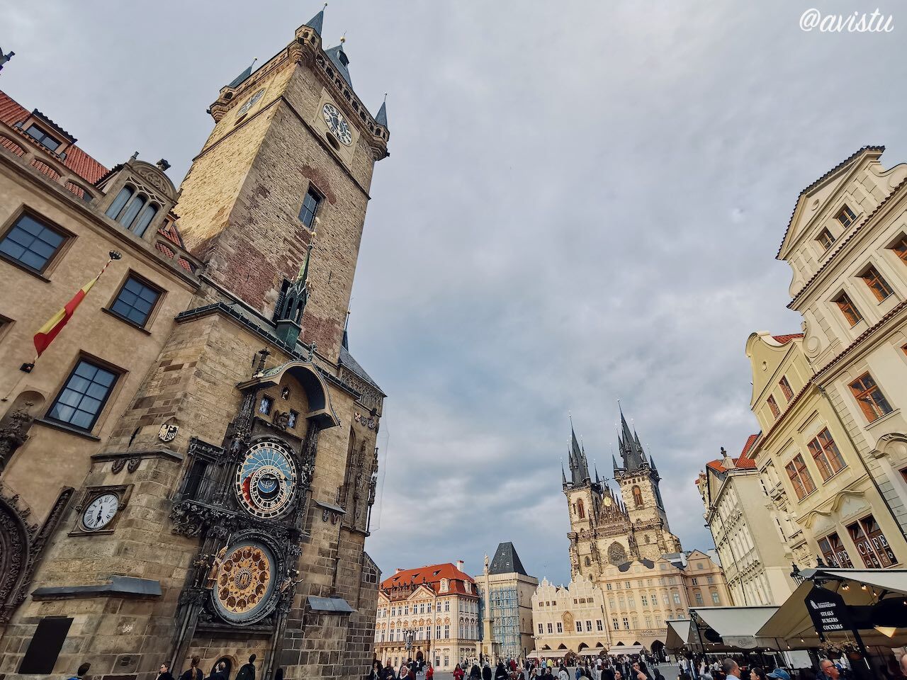 El Reloj Astronómico y la Plaza de la Ciudad Vieja en Praga [(c)Foto: @avistu