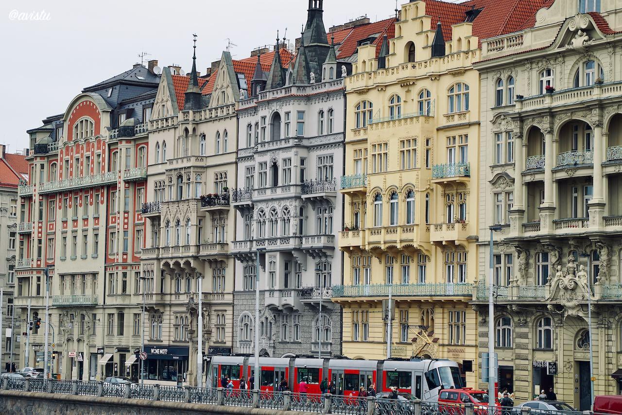 Fachadas de una calle junto al Río Moldava en Praga [(c)Foto: @avistu]
