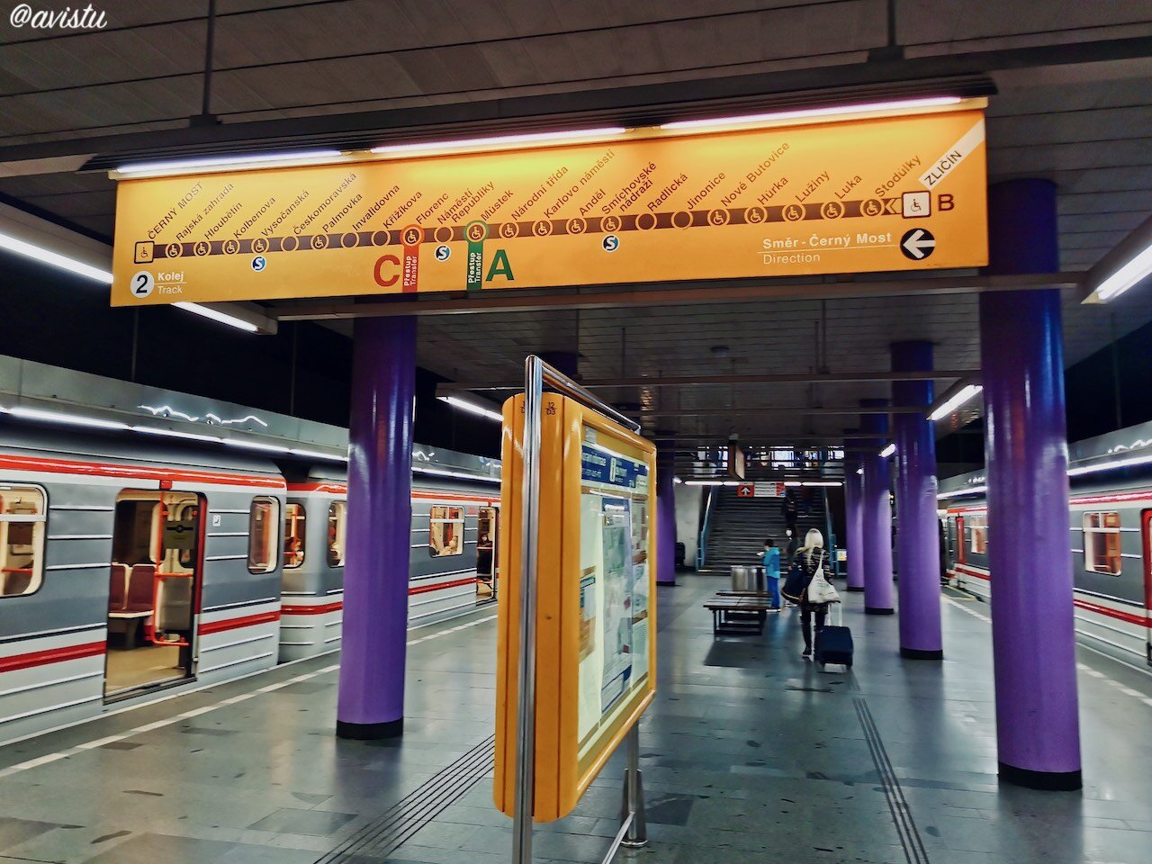Interior de la Estación de Metro de Zličín en Praga [(c)Foto: @avistu]