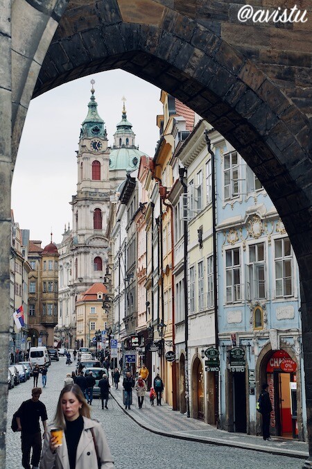 La Iglesia de San Nicolás desde el arco de la Torre de la Ciudad Pequeña de Praga [(c)Foto: avistu]