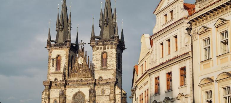 Las torres de la Iglesia de Týn en la Ciudad Vieja de Praga [(c)Foto: @avistu]
