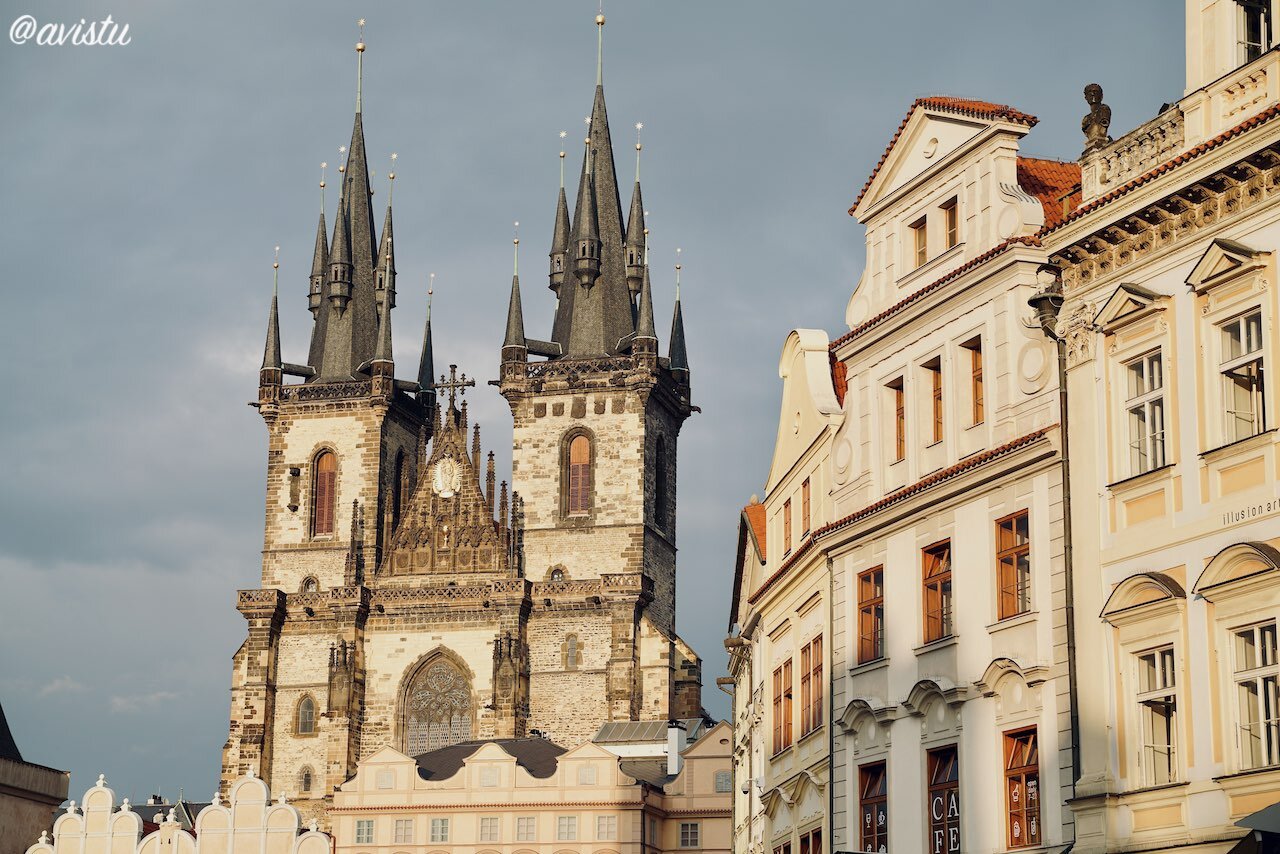 Las torres de la Iglesia de Týn en la Ciudad Vieja de Praga [(c)Foto: @avistu]