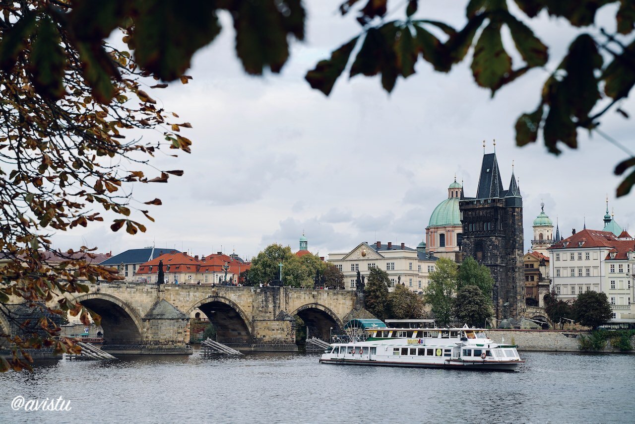 Un barco turístico en el Río Moldava junto al Puente de Carlos en Praga [(c)Foto: @avistu]