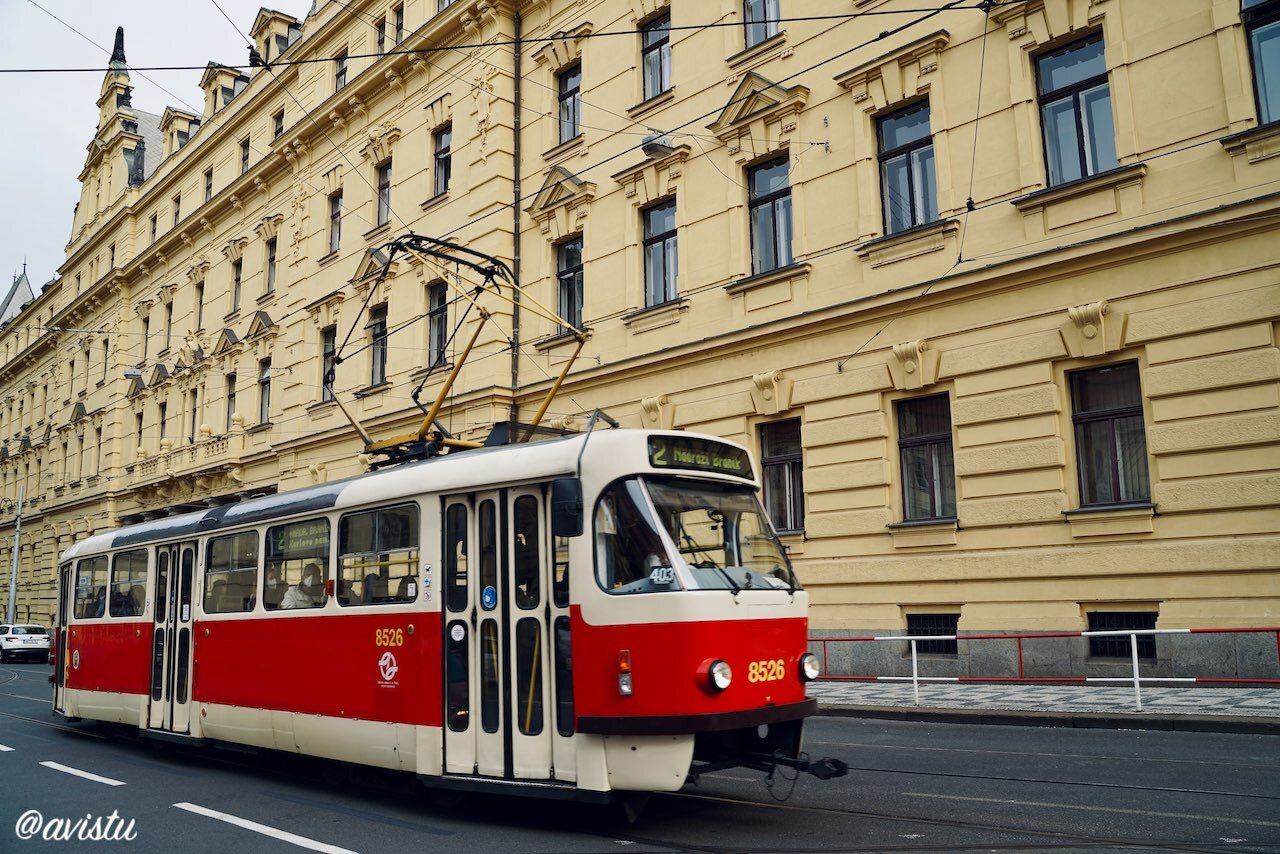 Un tranvía T3 por las calles de Praga [(c)Foto: @avistu]