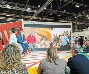 Una charla sobre turismo con Paco Nadal en el stand de La Rioja en FITUR [(c)Foto: @avistu]