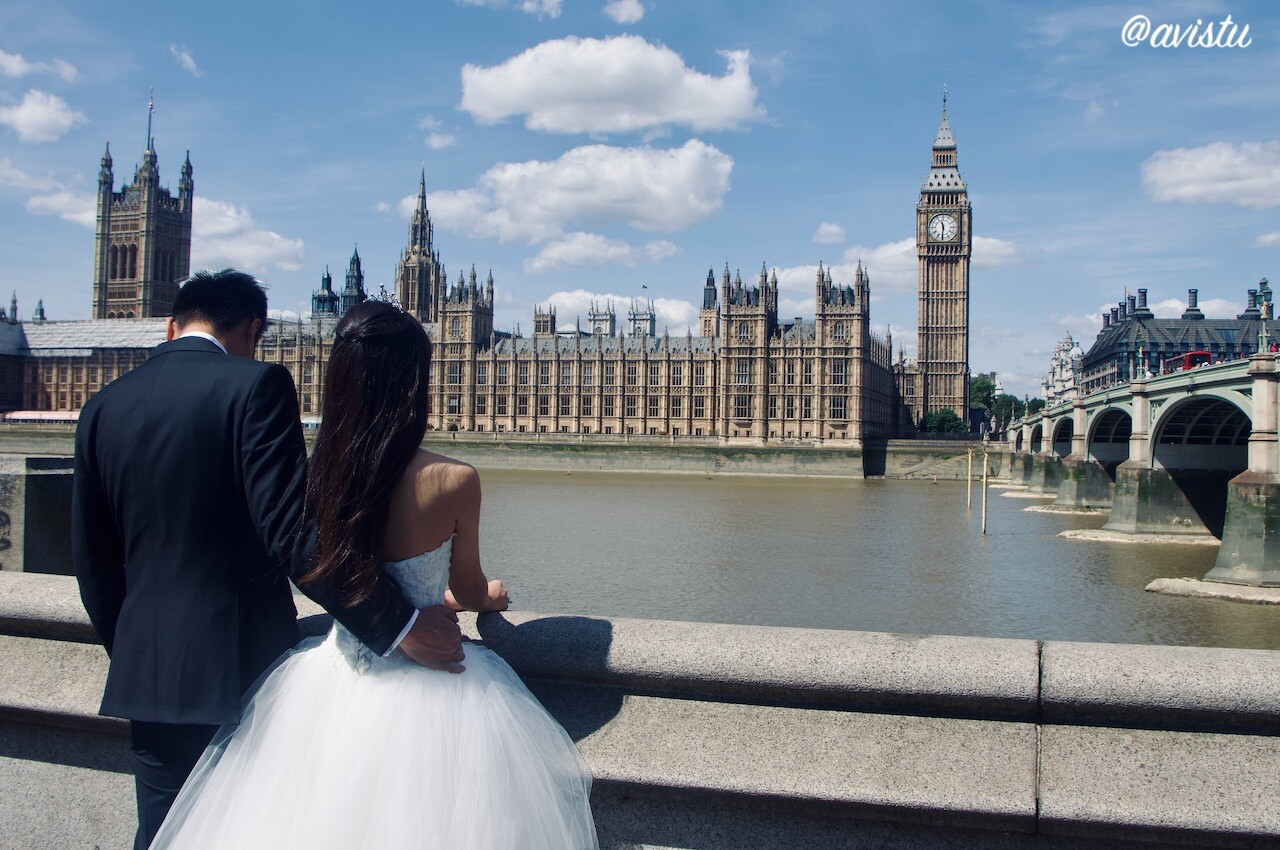 Una pareja de novios frente al Parlamento y el Big Ben en Londres [(c) Foto: @avistu]