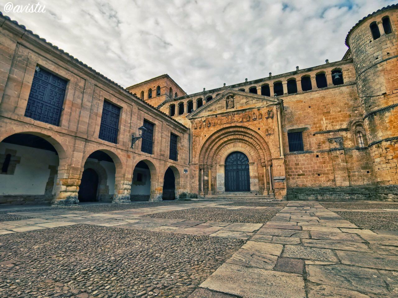 Colegiata de Santa Juliana en Santillana del Mar [(c)Foto: @avistu]