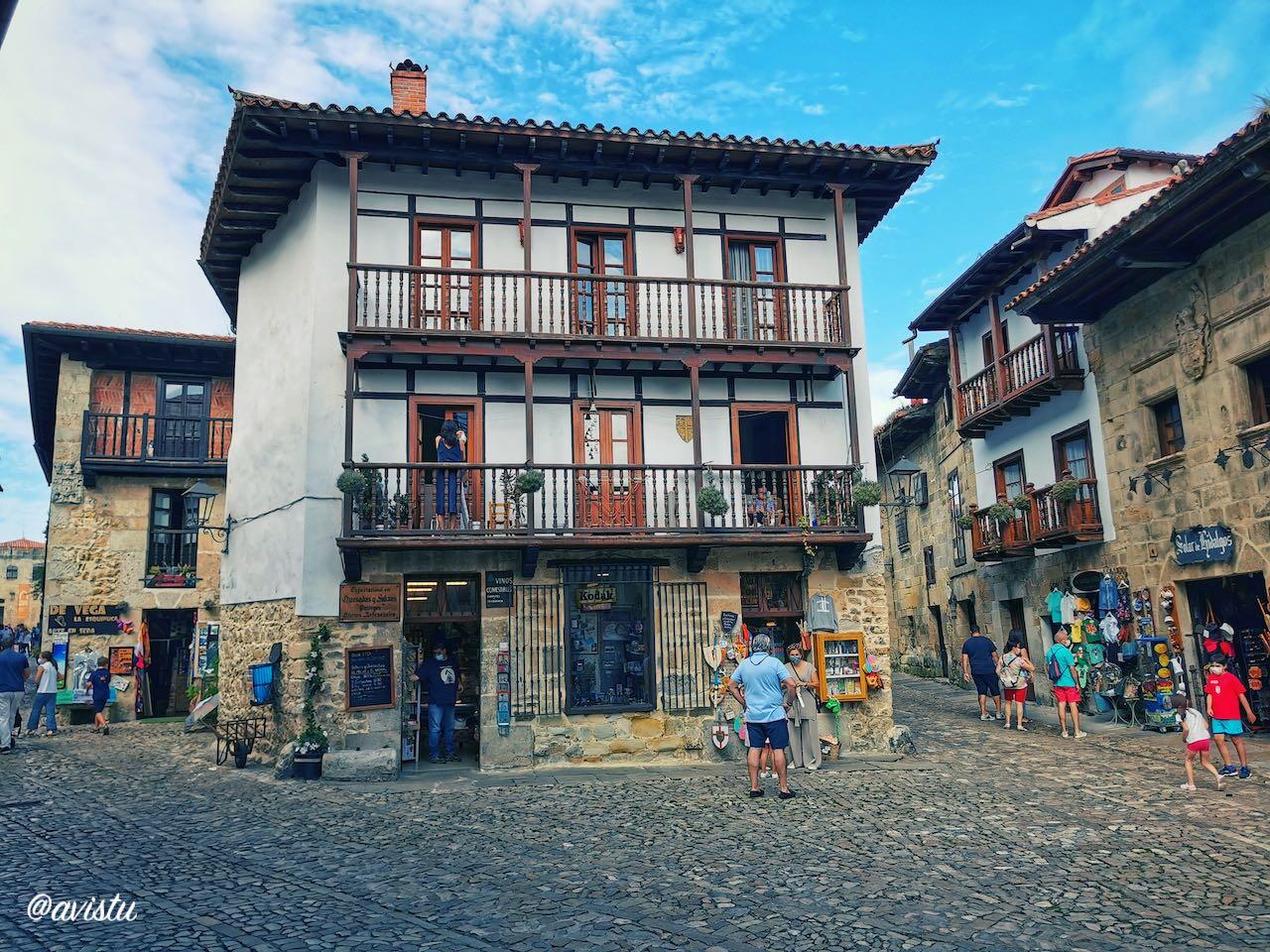 Cruce de calles en Santillana del Mar [(c)Foto: @avistu]