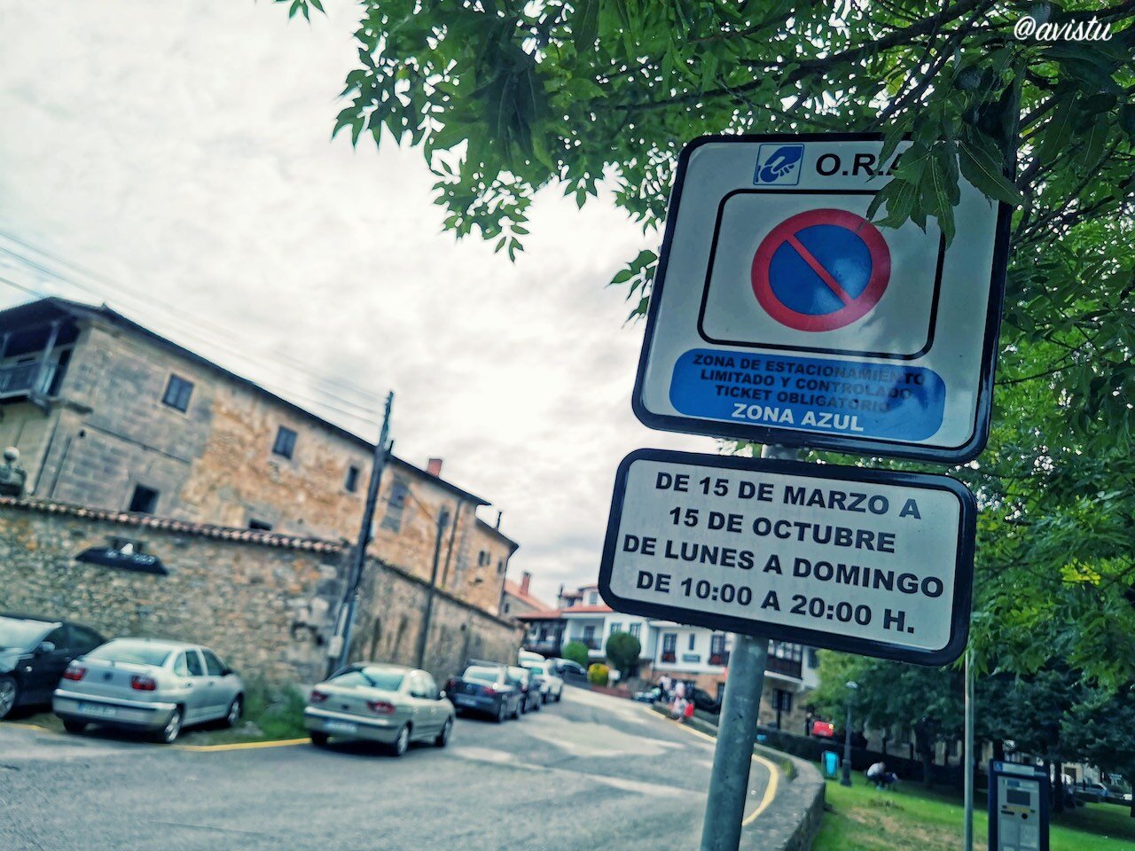 Señal de Estacionamiento Regulado Zona Azul en Santillana del Mar [(c)Foto: avistu]