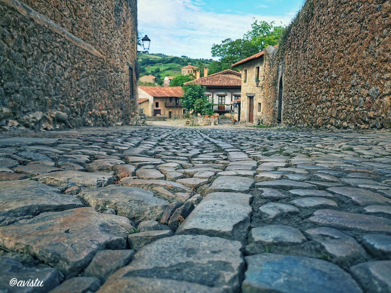 Una de las empedradas calles de Santillana del Mar [(c)Foto: @Avistu]