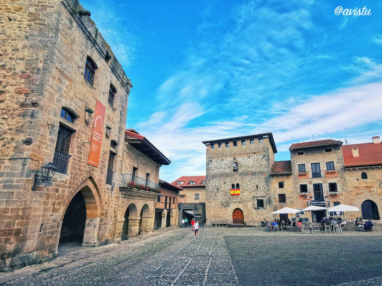 Vista parcial de la Plaza Mayor de Santillana del Mar [(c)Foto: avistu]