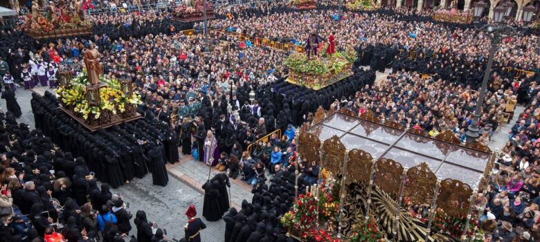 El encuentro de procesiones en la Semana Santa de León [Foto de Moisés García Martínez via Junta de Castilla y León]