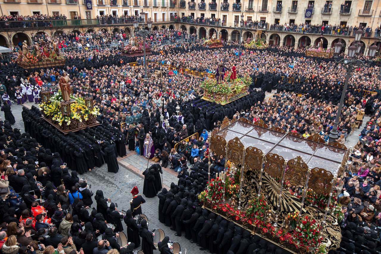 El encuentro de procesiones en la Semana Santa de León [Foto de Moisés García Martínez via Junta de Castilla y León]