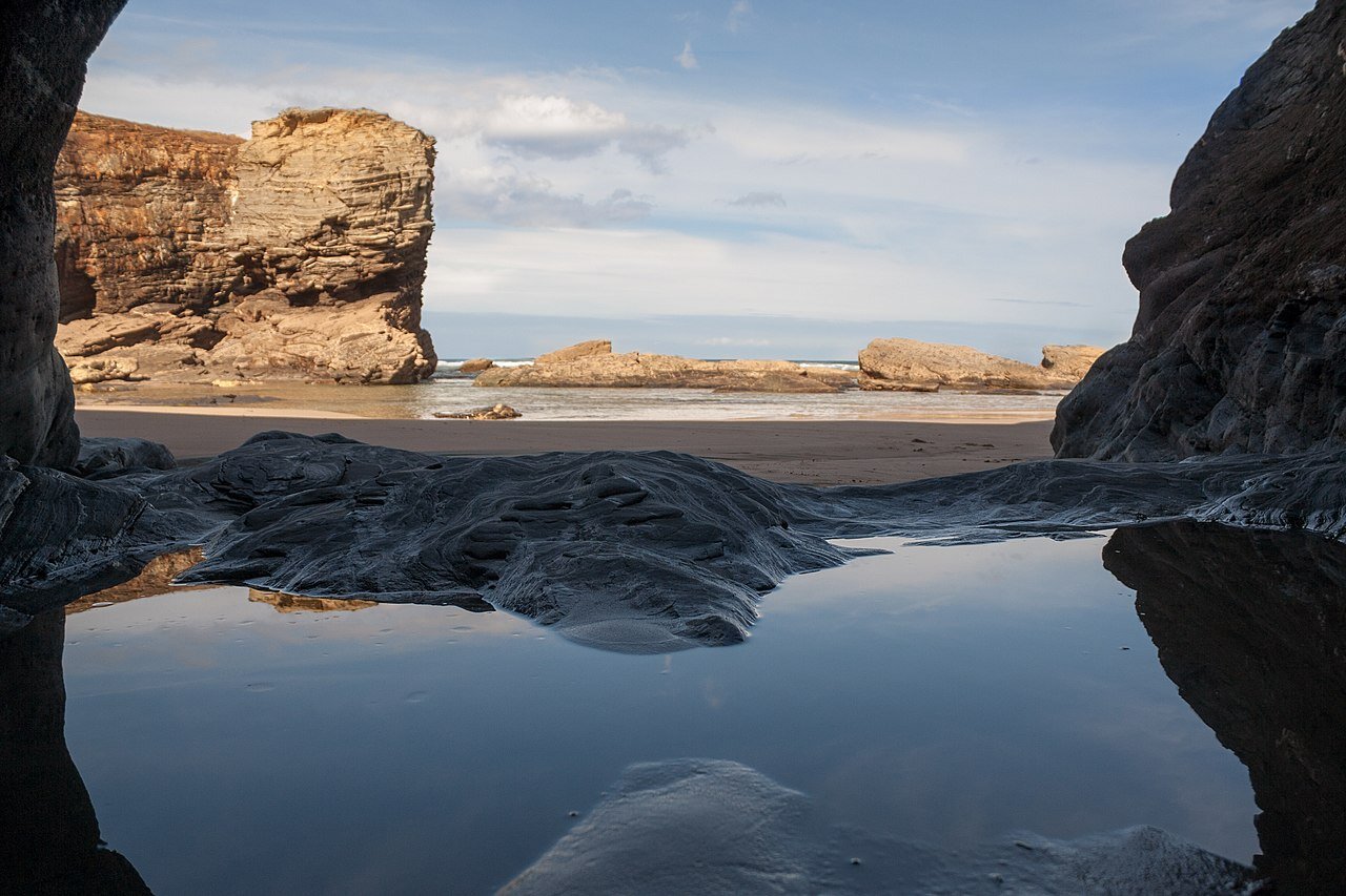 La Playa de las Catedrales desde el interior de una cueva en el acantilado [CC Foto: wolfgang.mller54/Wikimedia Commons]