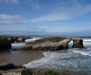 Playa de las Catedrales mientras sube la marea [CC Foto: Tanja Freibott/Wikimedia Commons]