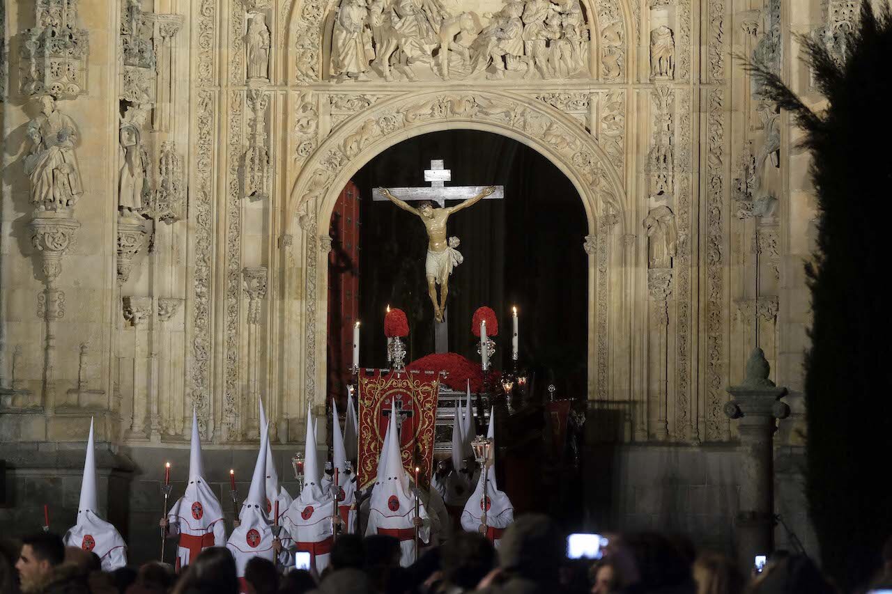 Procesión del Cristo Yacente en la Semana Santa de Salamanca [Foto vía Junta de Castilla y León]