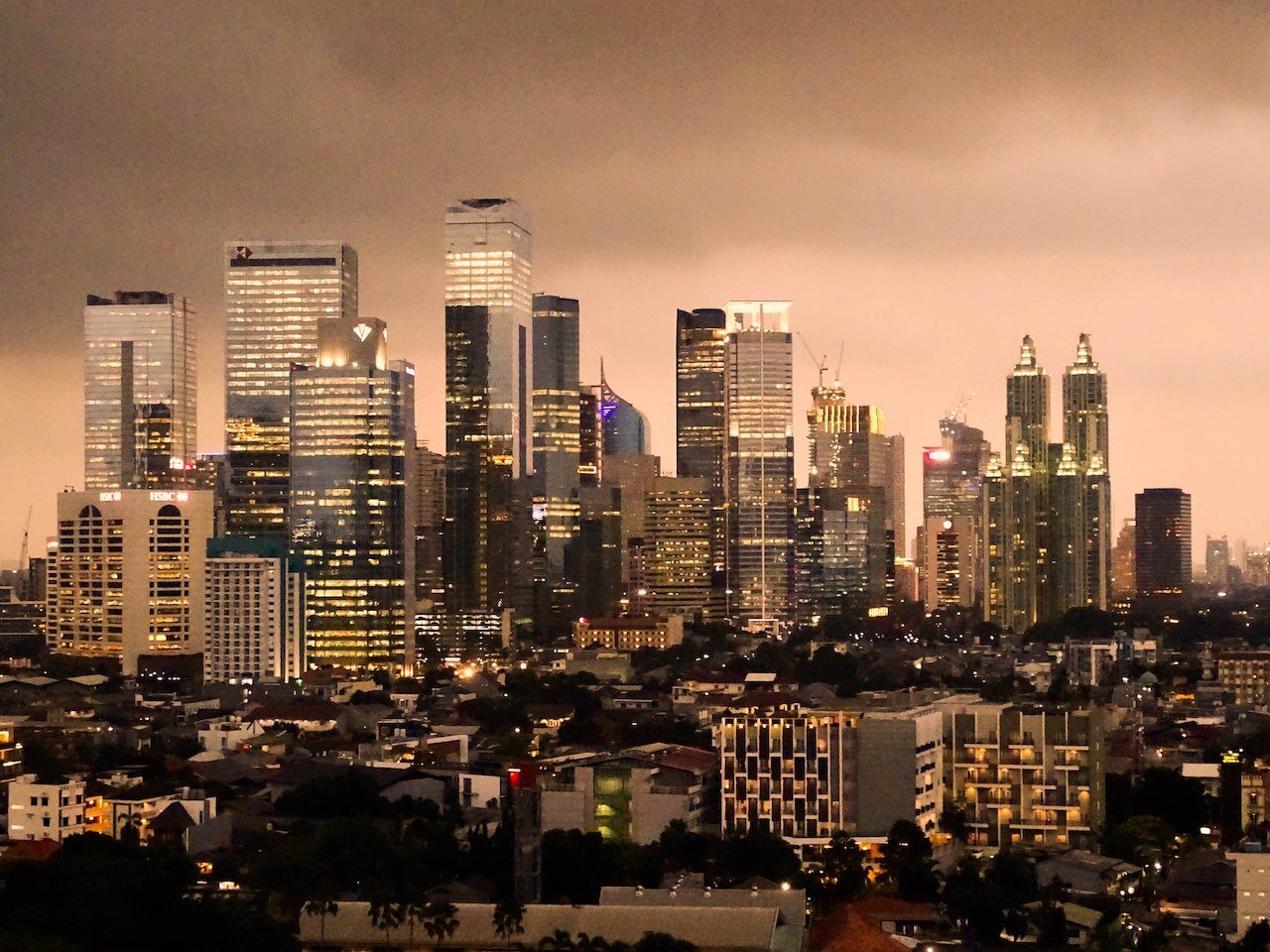 Panorámica del centro de Yakarta al atardecer [Foto: Aeira Atelier/Unsplash]