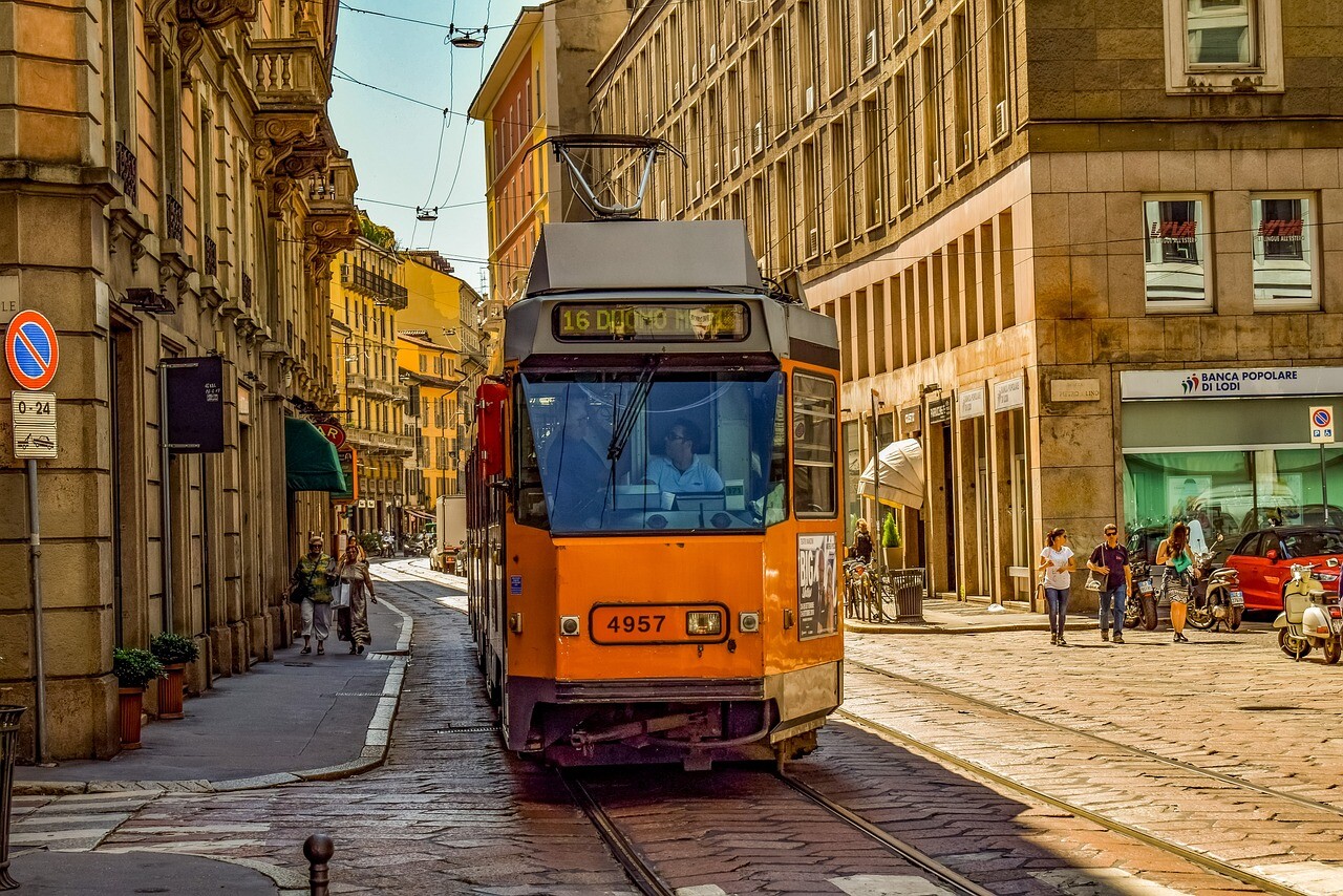 tranvía tradicional amarillo Milán
