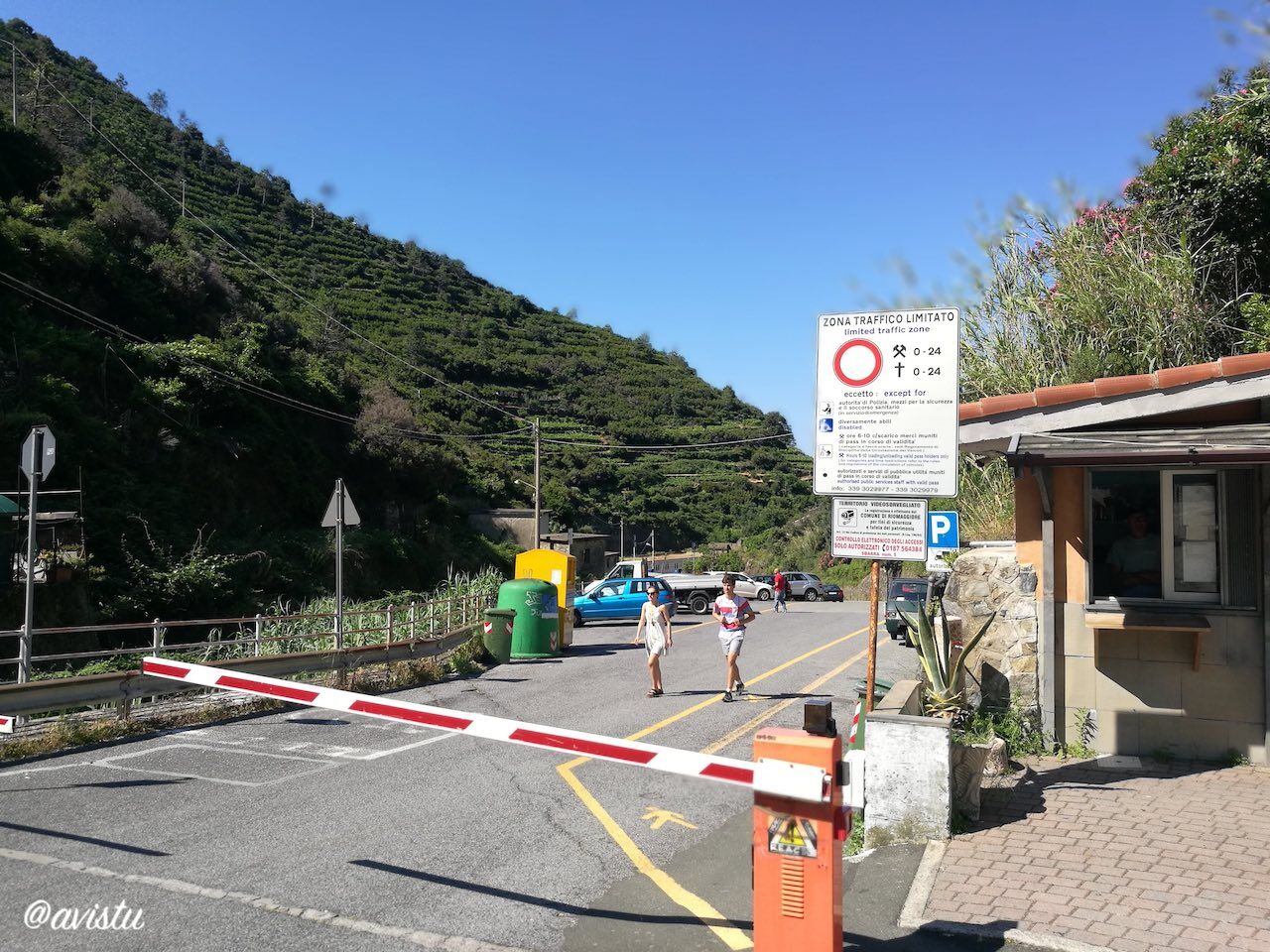 Acceso restringido para coches a la entrada de Manarola, Cinque Terre [(c)Foto: @avistu}