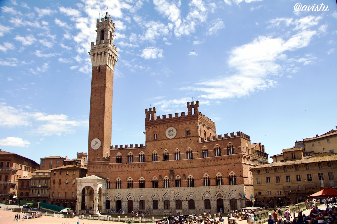Ayuntamiento y Torre del Mangia en la Plaza del Campo de Siena, Toscana, Italia [(c)Foto: @avistu]