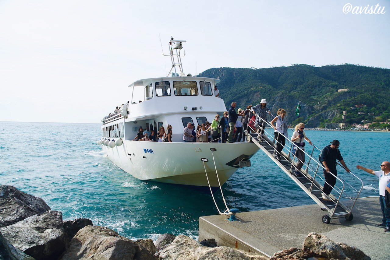 Bajando del barco en Moterosso, Cinque Terre [(c)Foto: @avistu}