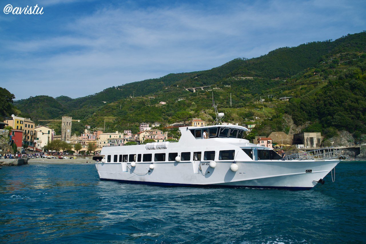 Barco de pasajeros saliendo del muelle de Monterosso, Cinque Terre [(c)Foto: @avistu]