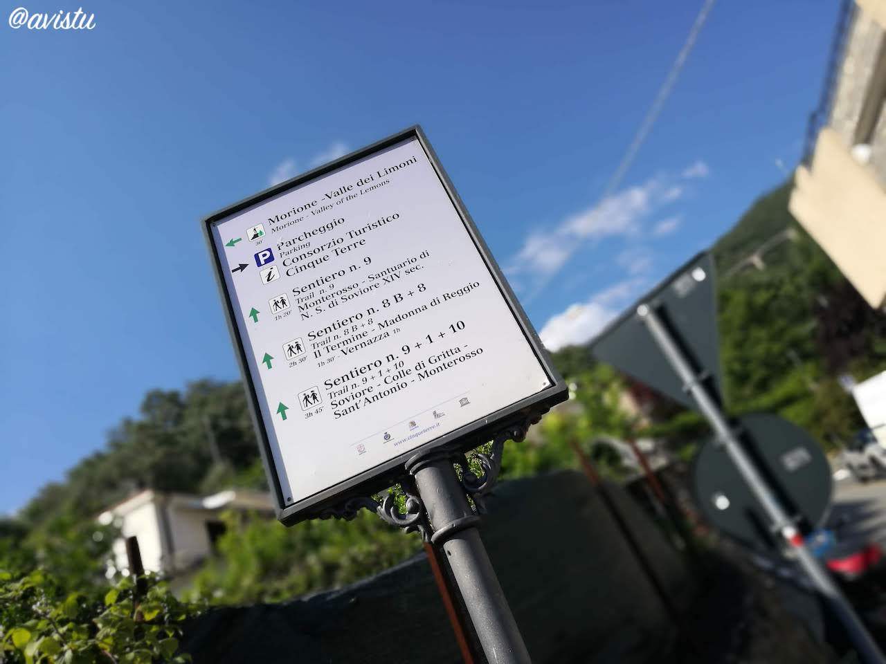 Cartel indicador de varias rutas senderistas en Cinque Terre [(c)Foto: Avistu]