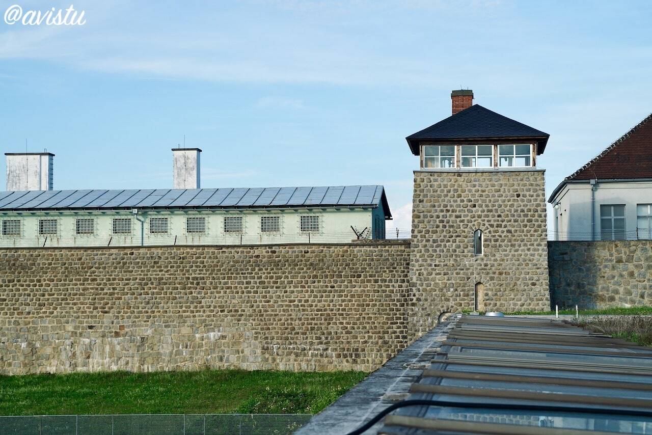 Chimeneas en el edificio del horno crematorio, Campo de Concentración de Mauthausen, Austria (c)Foto: @avistu]