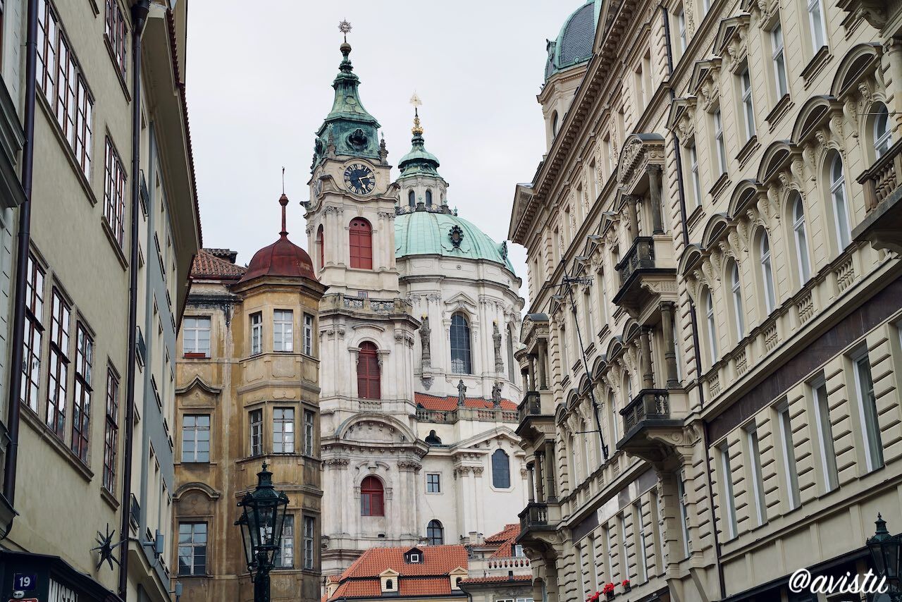 Edificios en Mala Strana con la Iglesia de San Nicolás al fondo, Praga [(c)Foto: @avistu]