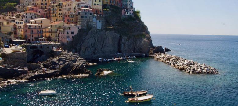 El pequeño puerto y Manarola, Cinque Terre, Italia [(c)Foto: @avistu}