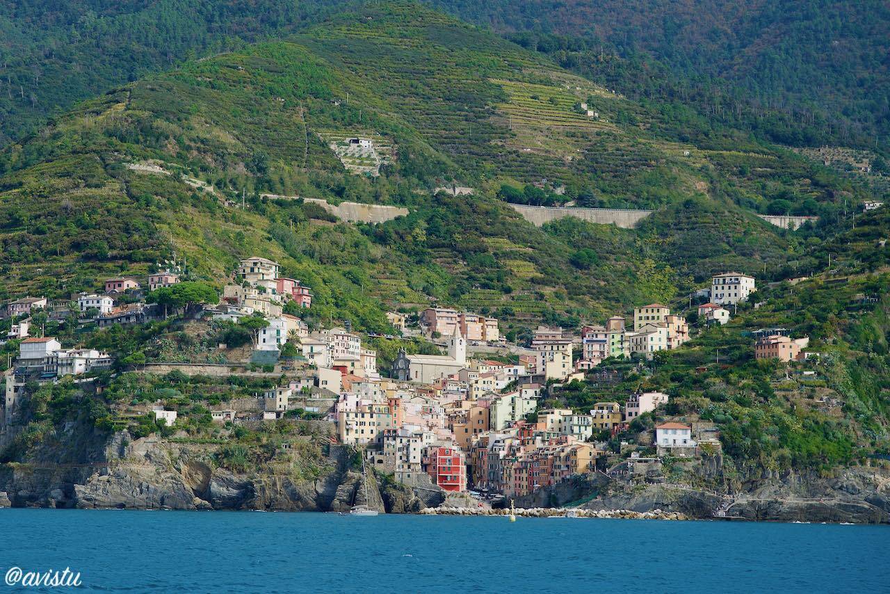 El pueblecito de Riomaggere en Cinque Terre desde el mar [(c)Foto: @avistu]