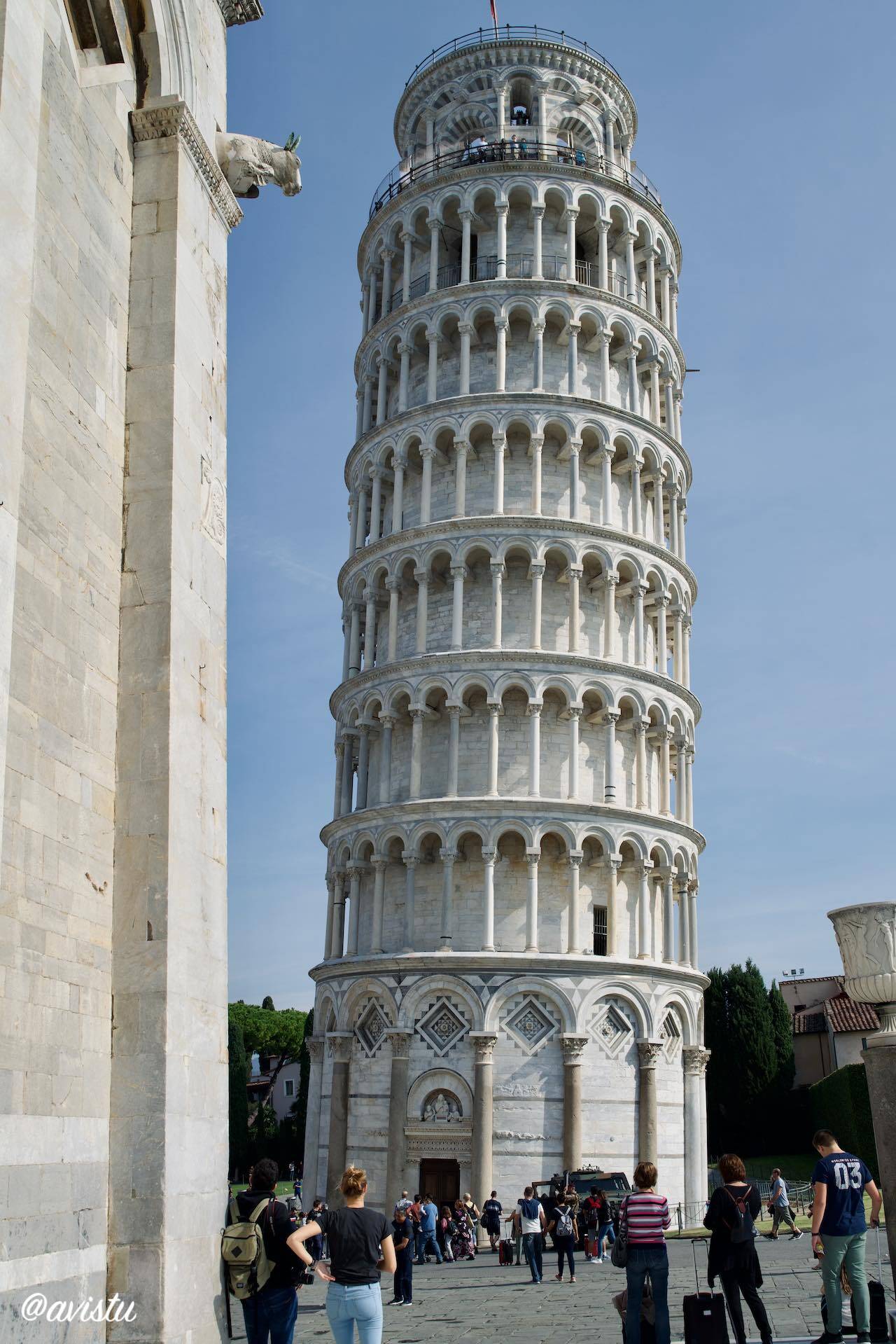 La inclinación de la torre se aprecia mejor comparada con la rectitud de la catedral [(c)Foto: @avistu}