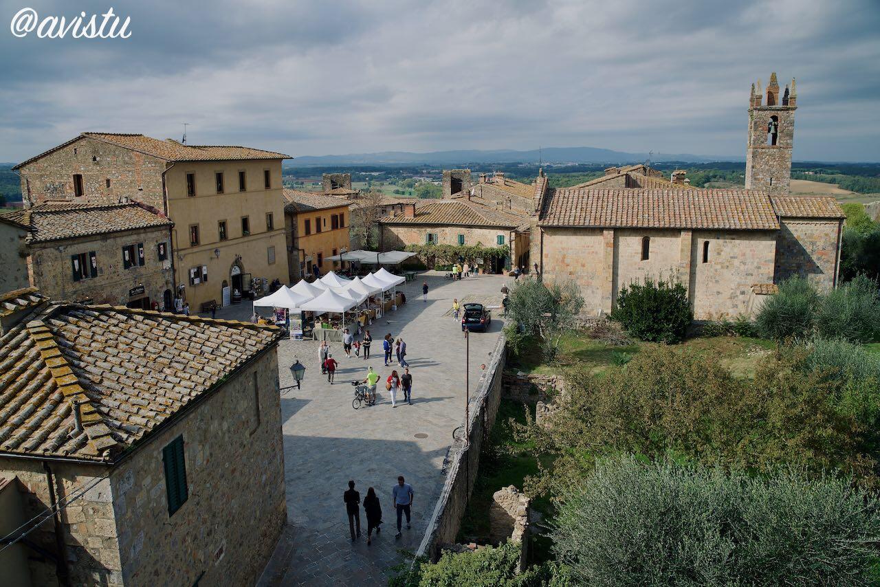 Mercado en la plaza de Riomaggiore, Toscana, Italia [(c)Foto: @avistu]
