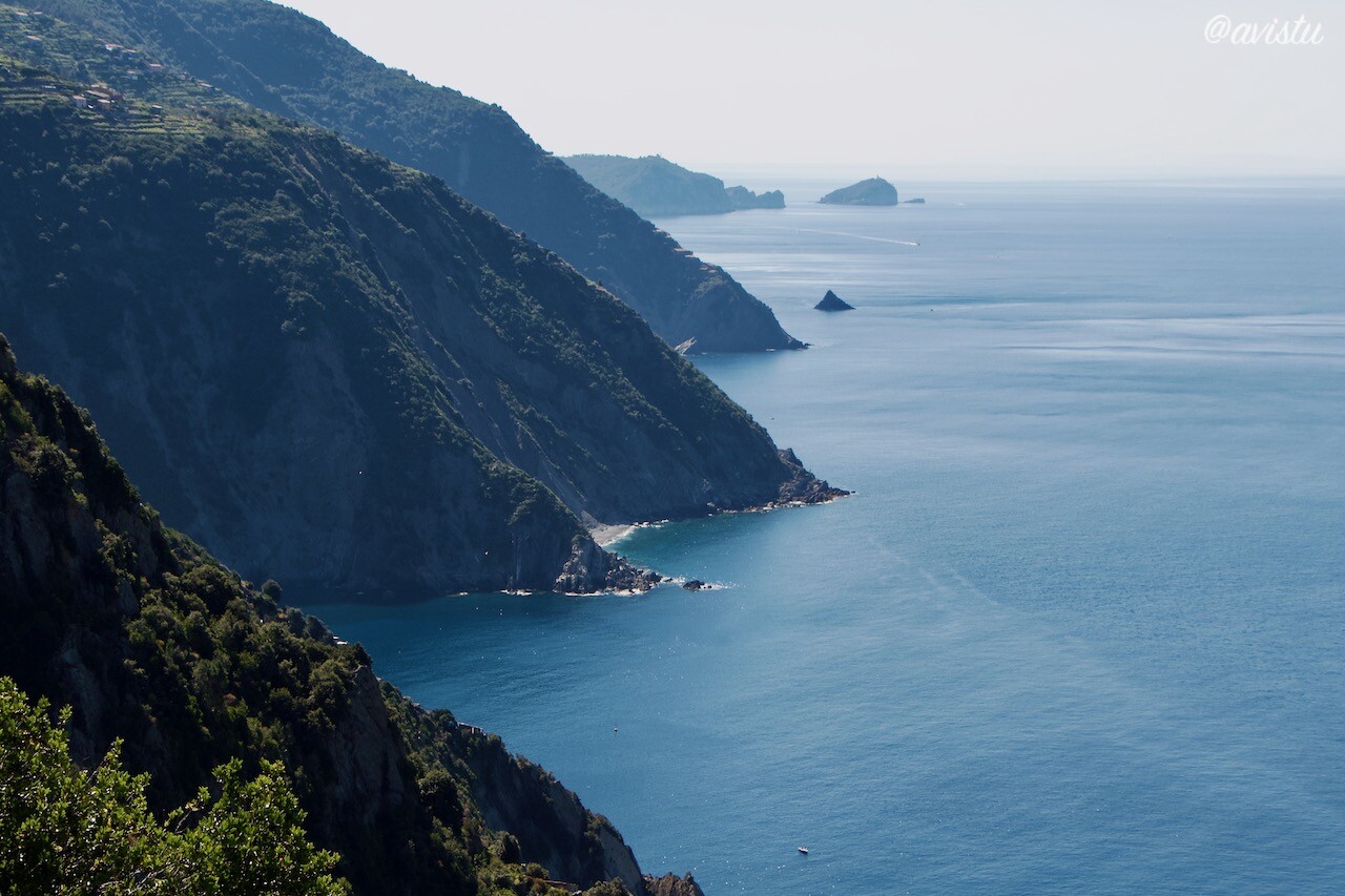 Montañas que caen hasta el mar en la costa de Cinque Terre, Italia (c)Foto: @avistu]