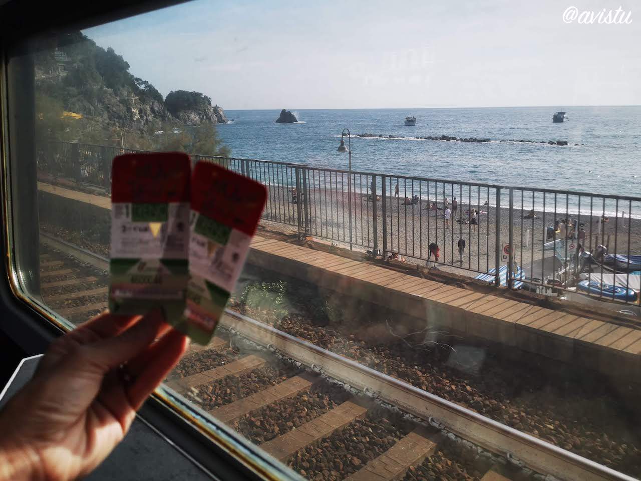 Monterosso al Mare desde el tren y nuestras tarjetas Cinque Terre Treno MS [(c) Foto: @avistu]
