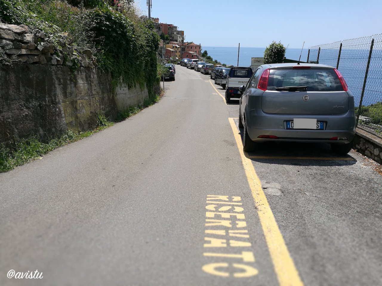 Nunca aparques en líneas amarillas, ejemplo en Corniglia, Cinque Terre [(c)Foto: @avistu}