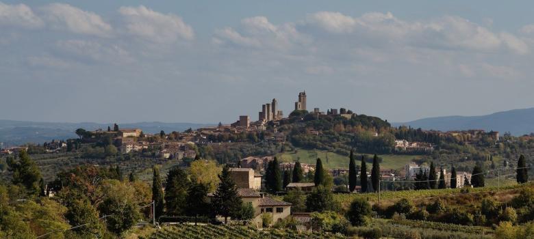 Panorámica de San Gimignano desde las afueras, Toscana, Italia [(c)Foto: @avistu]