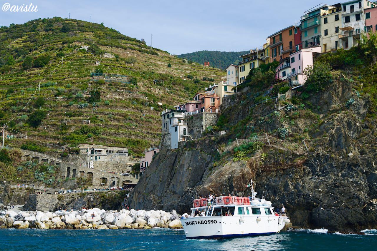 Pasajeros desembarcando en Manarola, Cinque Terre [(c)Foto: @avistu}