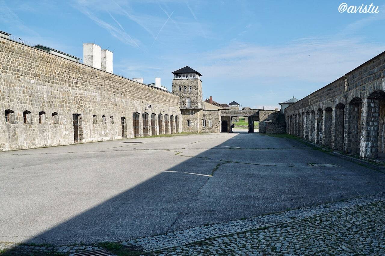Patio del garaje de las SS, Campo de Concentración de Mauthausen, Austria (c)Foto: @avistu]