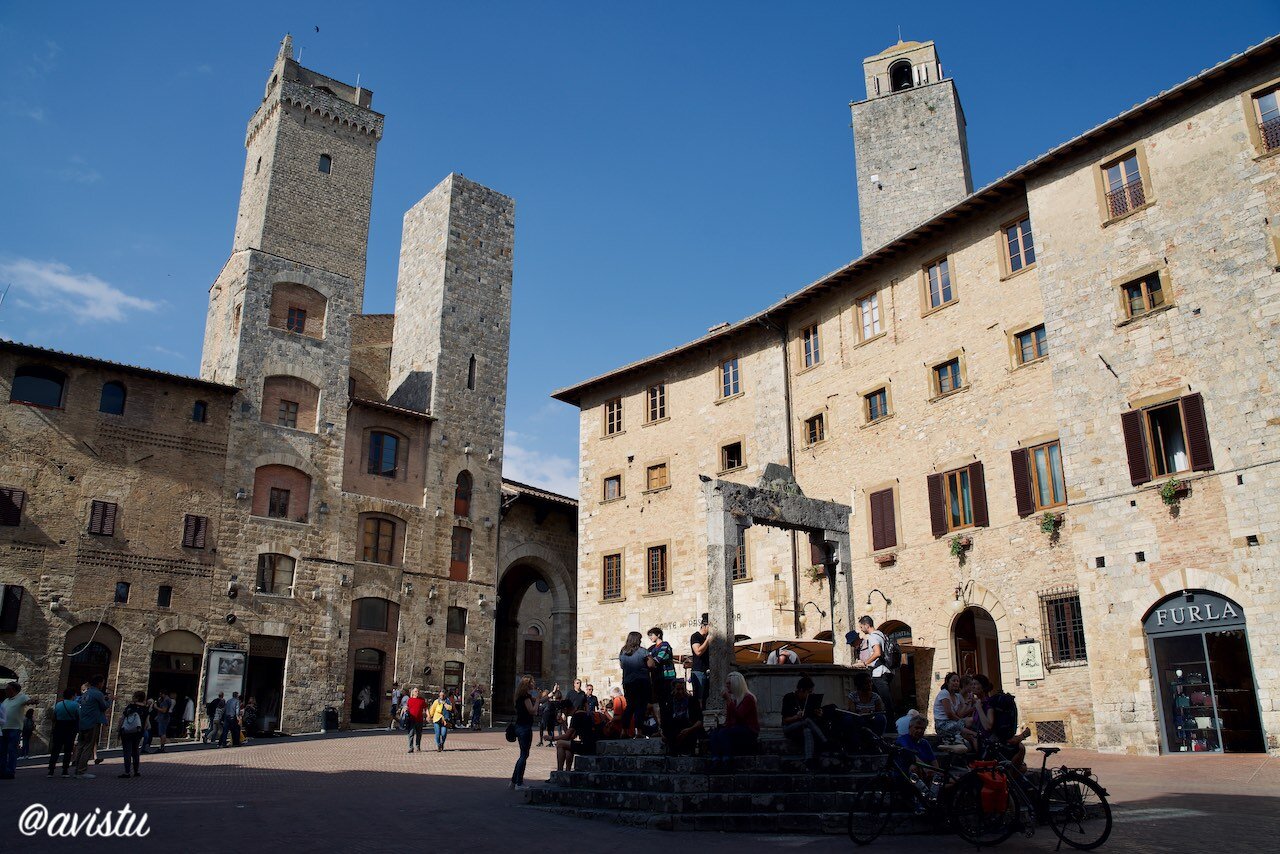 Plaza de la Cisterna en San Gimignano, Toscana, Italia [(c)Foto: @avistu]