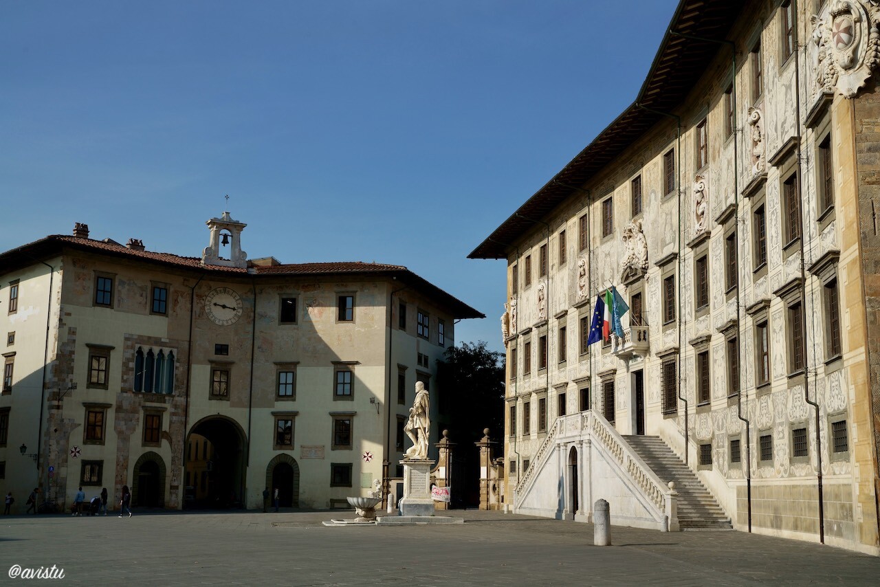 La Plaza de los Caballeros y a la derecha el Palacio de la Carovana, Pisa [(c)Foto: @avistu}