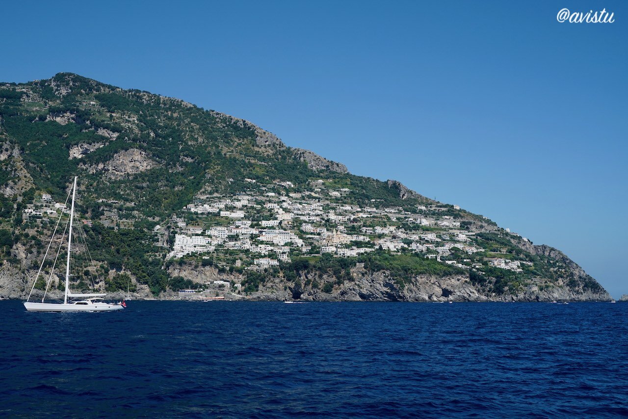 La vertiente occidental de Praino desde el mar, Costa Amalfitana, Italia [(c)Foto: @avistu]
