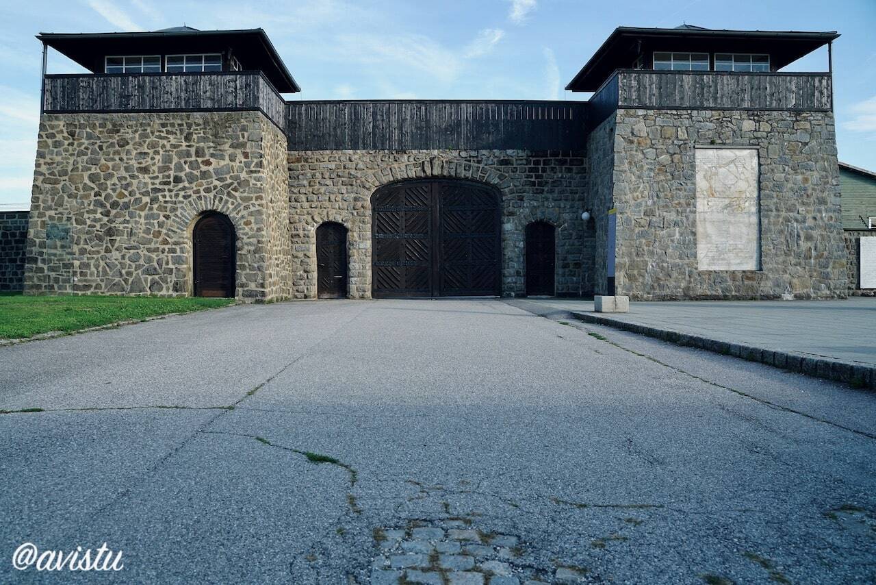 Puerta principal del Campo de Concentración de Mauthausen, Austria (c)Foto: @avistu]