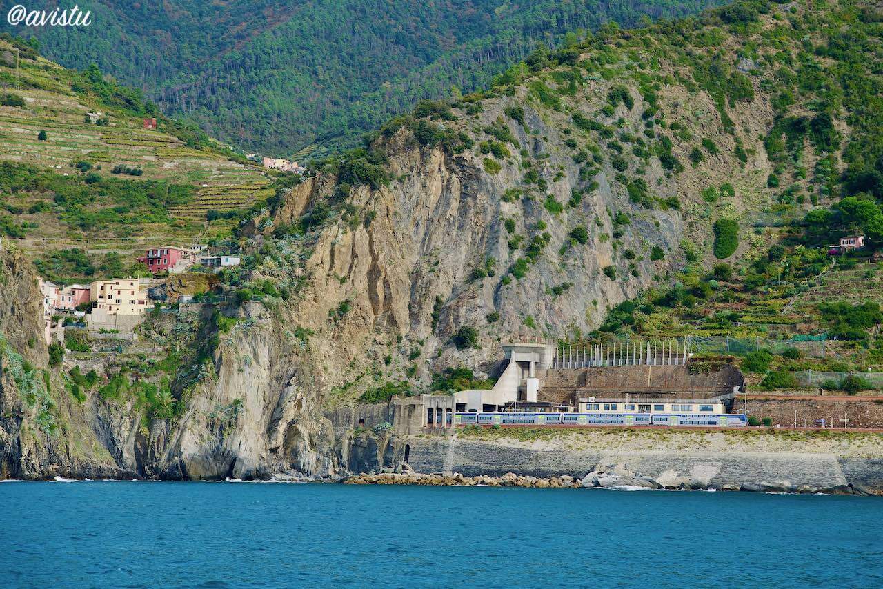 Tren en la estación de Manarola, comunicada con el pueblo por un túnel, Cinque Terre [(c)Foto: @avistu}