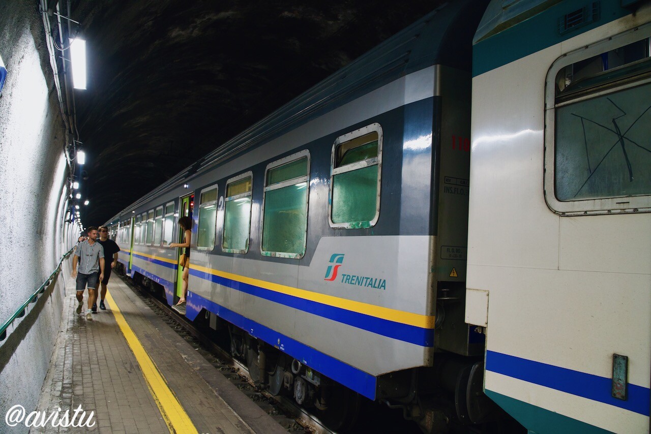Un convoy de Trenitalia en un andén en Cinque Terre [(c)Foto: @avistu] 
